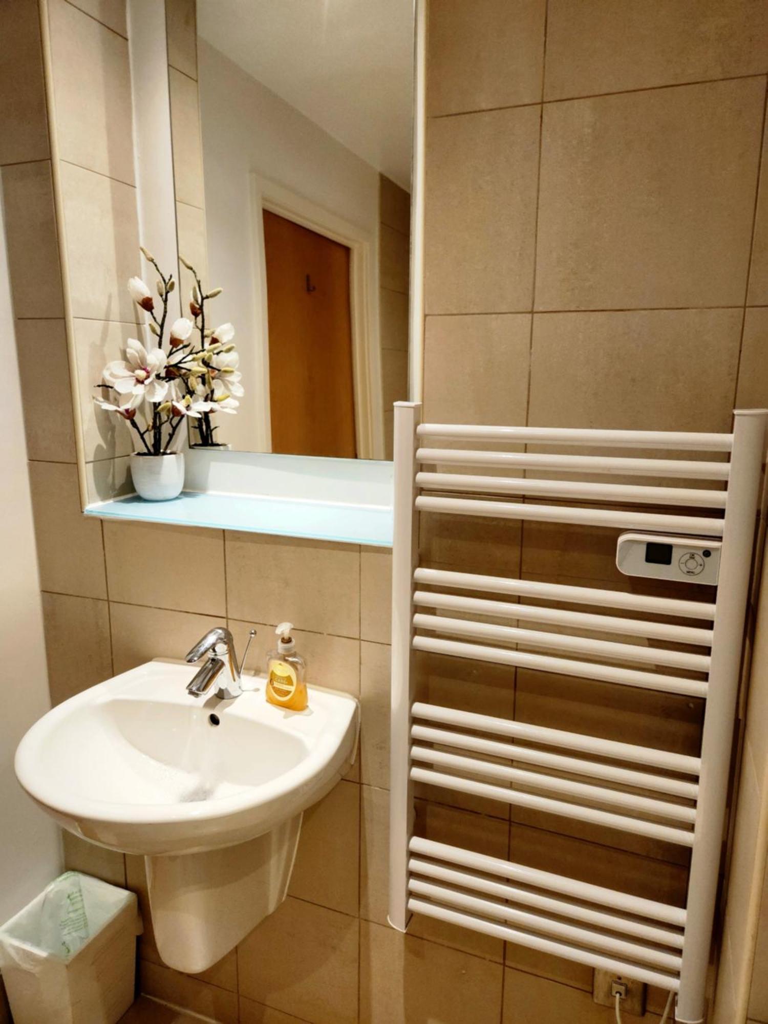 Centre 2 Bed & 2 Bath With Free Secured Parking Near And Hospital Apartment Sheffield