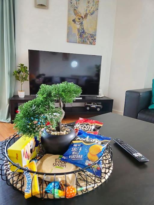 Centre 2 Bed & 2 Bath With Free Secured Parking Near And Hospital Apartment *