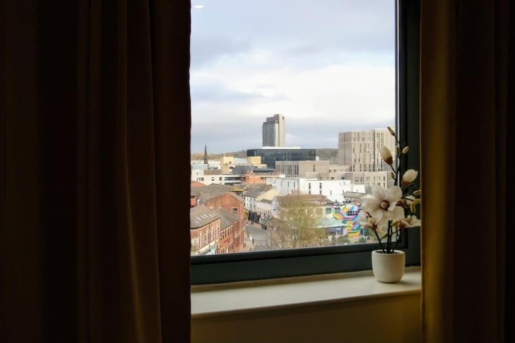 Centre 2 Bed & 2 Bath With Free Secured Parking Near And Hospital *