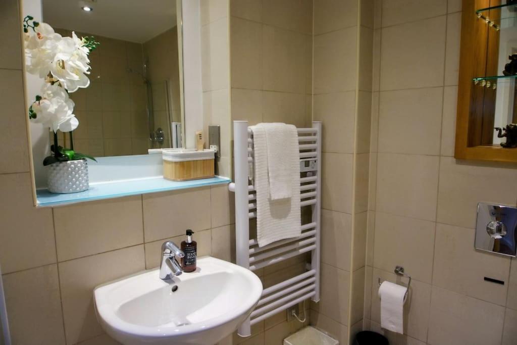 Apartment Centre 2 Bed & 2 Bath With Free Secured Parking Near And Hospital Sheffield